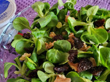 Ensalada de canónigos con aguacate, queso fresco y mermelada de naranja