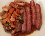 Foto del paso 3 de la receta: Salchichas al horno con vino tinto y verduras