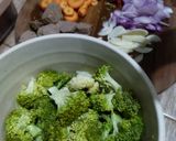 Foto langkah ke 1 dari resep Tumis bakso brokoli.