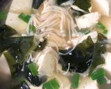 Foto langkah ke 5 dari resep Sup Miso Tahu dan Enoki.