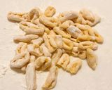 Foto del passaggio 1 della ricetta Cavatelli al pesto di avocado e asparagi