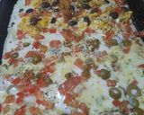 Foto del paso 9 de la receta: Pizza 2 sabores: huevo duro, olivas negras y 4 quesos con olivas verdes