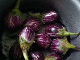 वांग्याचे भरीत सुक्का गोलमा टाकून (Vangyache Bharit Sukka Golma Recipe In Marathi)