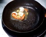 รูปขั้นตอนการทำที่ 2 ของ กุ้งผัดผักบุ้งน้ำมันหอย