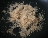 Foto del passaggio 2 della ricetta Riso con pancetta croccante