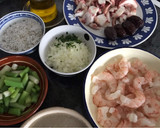 Foto del paso 1 de la receta: Fideuà de potón, gambones, ajos tiernos y dátiles medjol