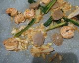 Foto langkah ke 2 dari resep Bubur Goreng Udang.