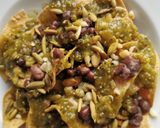 Foto del paso 8 de la receta: Chilaquiles con elote asado, frijoles negros y pepitas