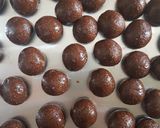 Foto langkah ke 5 dari resep Almond biscuit balls.