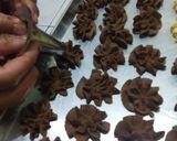 Foto langkah ke 3 dari resep Semprit Coklat Maizena 3 Bahan.