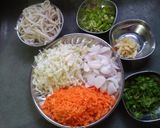 ત્રીએંગલ ચાઈનીઝ નૂડલ્સ પરાઠા (triangle chinese noodles paratha Recipe in gujarati) રેસીપી સ્ટેપ2ફોટો