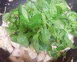 Hình bước làm 2 của món Gà xào húng quế