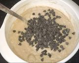 A picture of step 3 of Choco chips banana muffins.