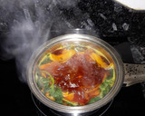 Foto del paso 2 de la receta: Infusión de n. sanguina, menta, cúrcuma y canela
