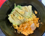 Foto del paso 2 de la receta: Huevos Rellenos de aguacate y atún