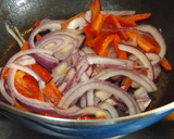 Foto del paso 2 de la receta: Wok de pollo con judías amarillas y pimiento rojo al garam masala
