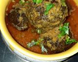 A picture of step 6 of Turai chhilka kofta with curry.