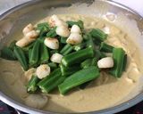 A picture of step 4 of Scallop And Okra With Green Curry.