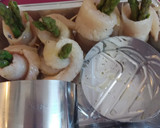 Foto del paso 2 de la receta: Gallo enrollado con espárragos y salsa de limón