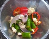 صورة لخطوة 1 من وصفة سمك مشوي محشي بثوم والبقدونس والفلفل وزيت الزيتون 🐟🧄🌶️🫑