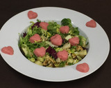 Foto del paso 4 de la receta: Ensalada Romántica con Corazones de Fresas (San Valentín)