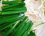 Hình bước làm 1 của món Phở xào giá hẹ