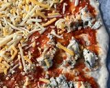 Foto del paso 11 de la receta: Pizza listada con tres tops: espinacas, quesos, y tomate