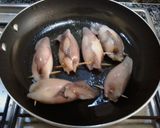 Foto del paso 12 de la receta Calamares relleno de gambas, jamón y verduras en su tinta