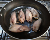 Foto del paso 12 de la receta: Calamares relleno de gambas, jamón y verduras en su tinta