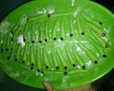 Foto langkah ke 2 dari resep Caterpillar Cookies.