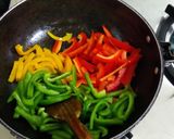 पनीर और कैप्सिकम स्टर फ्राई (Paneer aur capsicum stir fry recipe in Hindi) रेसिपी चरण 2 फोटो