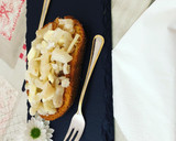 Foto del paso 4 de la receta: Tostada de Bacalao semisalado con lámina de ajo y aceite VIDALIM