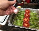 Foto del paso 3 de la receta: Muslo de pollo deshuesado al horno con espárrago triguero y tomate y VIDALIM