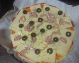 Foto del paso 1 de la receta: Pizza de jamón y aceitunas negras sencilla