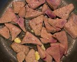 รูปขั้นตอนการทำที่ 1 ของ ผัดดอกไม้กวาดใส่ตับหมู