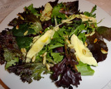 Foto del paso 4 de la receta: Ensalada de brotes con aguacate y piñones tostados
