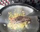 Foto langkah ke 3 dari resep Nasi Goreng Salmon.