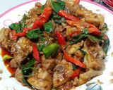 รูปขั้นตอนการทำที่ 3 ของ สะโพกไก่ผัดพริกแกงใบโหระพา
