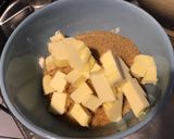 Une image de l'étape 2 de Crumble cheesecake aux pommes et caramel beurre salé.