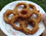 A picture of step 5 of Onion Rings 😋😋😋😋.