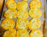 A picture of step 4 of Cheesy garlicky puff wheel.