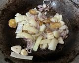 Foto langkah ke 3 dari resep Tumis Cumi Tauge Jamur.