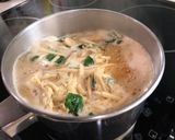 A picture of step 3 of Japanese Udon with spinach and eggs.