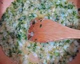 Foto del paso 5 de la receta Muslos de pollo en salsa de limón, azafrán y ajos tiernos