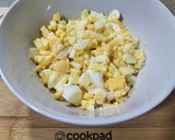 Foto del paso 1 de la receta: Panecillo de huevo trufado con guacamole y guindilla