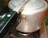 आलू परवल की कुकर वाली सब्जी रेसिपी चरण 6 फोटो