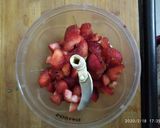 A picture of step 1 of Strawberry milkshake.