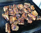 Une image de l'étape 7 de Travers de porc marinés sucrés salés grillés à la plancha.