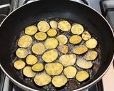A picture of step 3 of Fried Aloo Baingan.