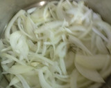 Foto del paso 1 de la receta: Salchichas con vino y cebolla